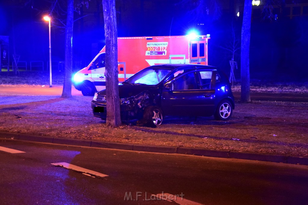 VU PKW Baum Koeln Deutz Deutz Kalkerstr P28.JPG - Miklos Laubert